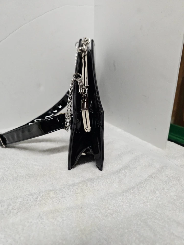 Bolso de hombro Kreepsville 666 Elvira negro charol calavera Kisslock ataúd Foto 3 de 4