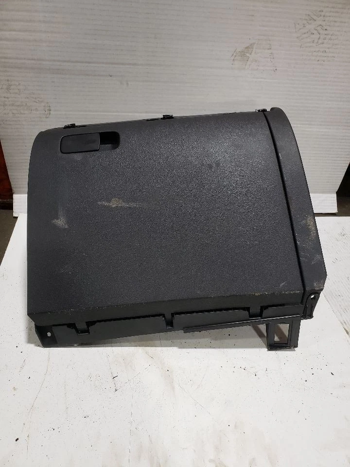 JETTA     2017 Glove Box 1403624 - Image 2 of 4