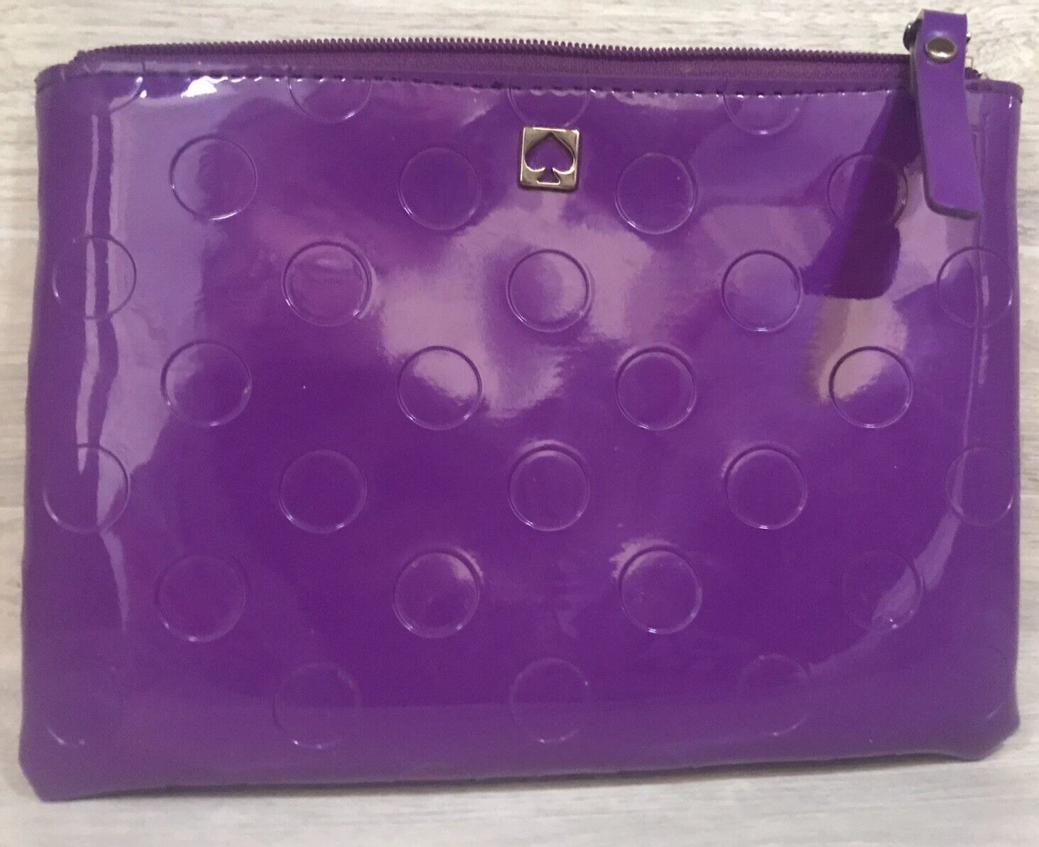 Pochette Kate Spade piccola vernice viola con zip "Camelia Street" New York