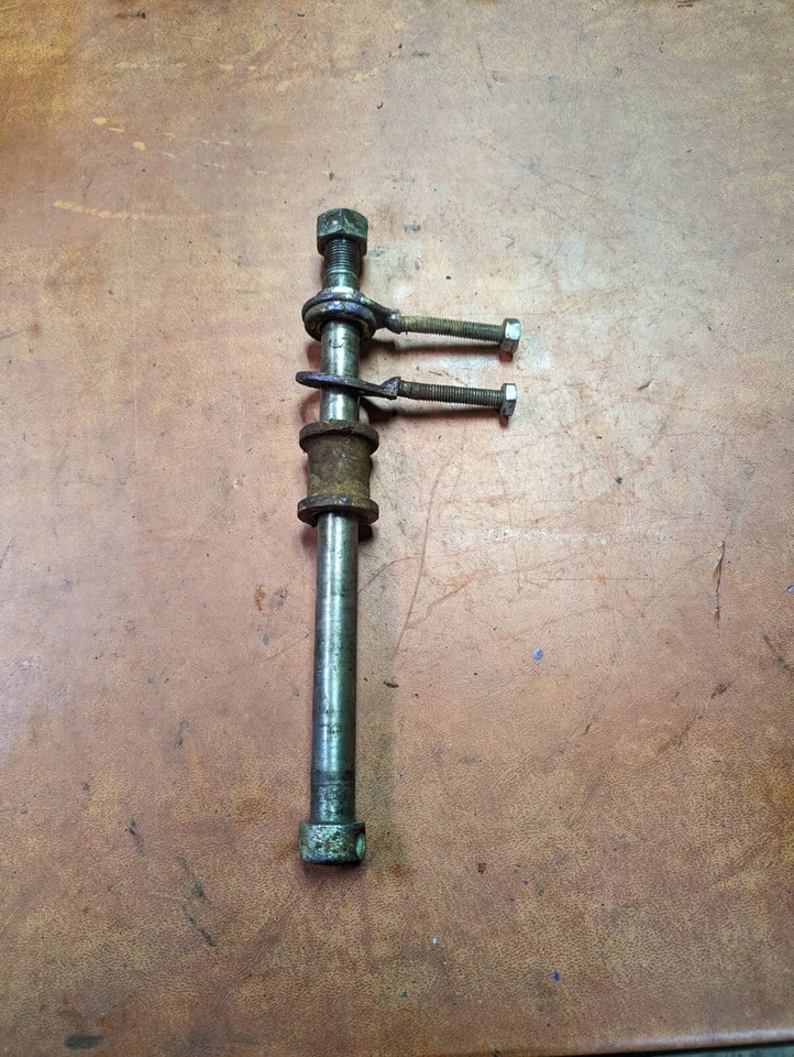 Yamaha YM2C Big Bear 305 1967-68 eje trasero Foto 3 de 4