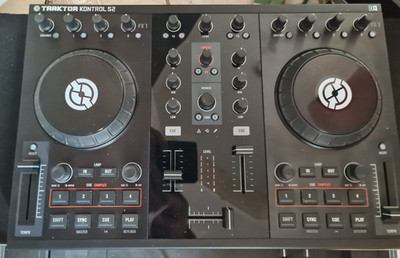 Native Instruments TRAKTOR KONTROL S2 2-Deck Controller - Schwarz