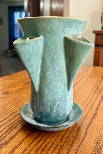 Roseville Pottery Earlam Crocus Pot