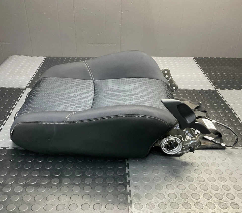 Cojín de asiento superior del lado del pasajero delantero derecho Nissan Altima 2014-2018 OEM Foto 4 de 4