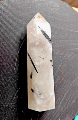   Quarz Obelisk mit Schörl   Schwarzer Tourmalin in weißem Quarz