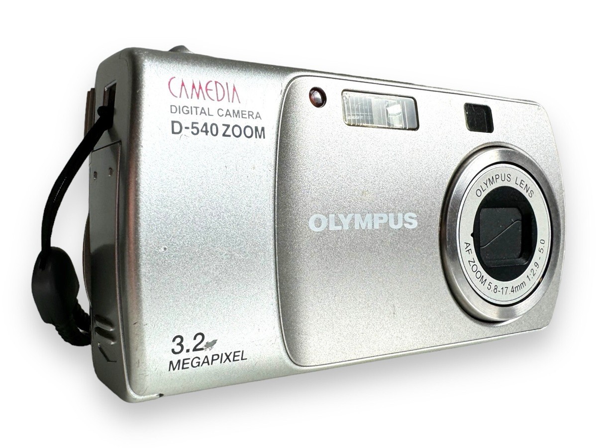 Olympus Camedia D-540 Zoom Digital Camera 3.2MP Silver 16MB xD