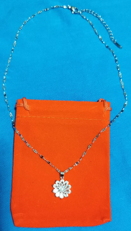 Collana con ciondolo fiore e strass da donna catenina lunga 45 + 5 cm + omaggio - Immagine 2 di 3