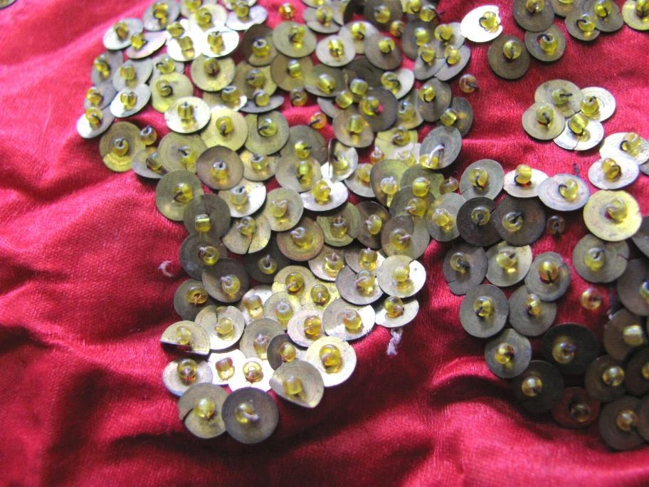 19C ТУРЕЦКИЙ ОСМАНСКИЙ МУСУЛЬМАНСКИЙ ДЕКОРАТИВНЫЙ КРАСНЫЙ ШЕЛКОВЫЙ НАСТЕННЫЙ КОВЕР ЗАНАВЕСКА с БИСЕРОМ И БЛЕСТКАМИ - Изображение 4 из 4