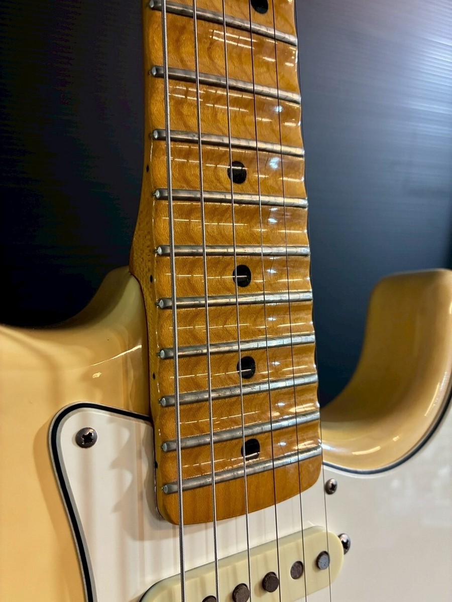 ST68-185YM フェンダージャパン イングヴェイモデル Yngwie Custom Shop vs. ST68-185YM Fender Japan Malmsteen(No