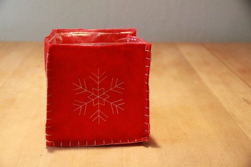 Übertopf Tasche Filz innen mit Folie faltbar Schneeflocke aufgestickt weiß rot - Bild 8 von 9