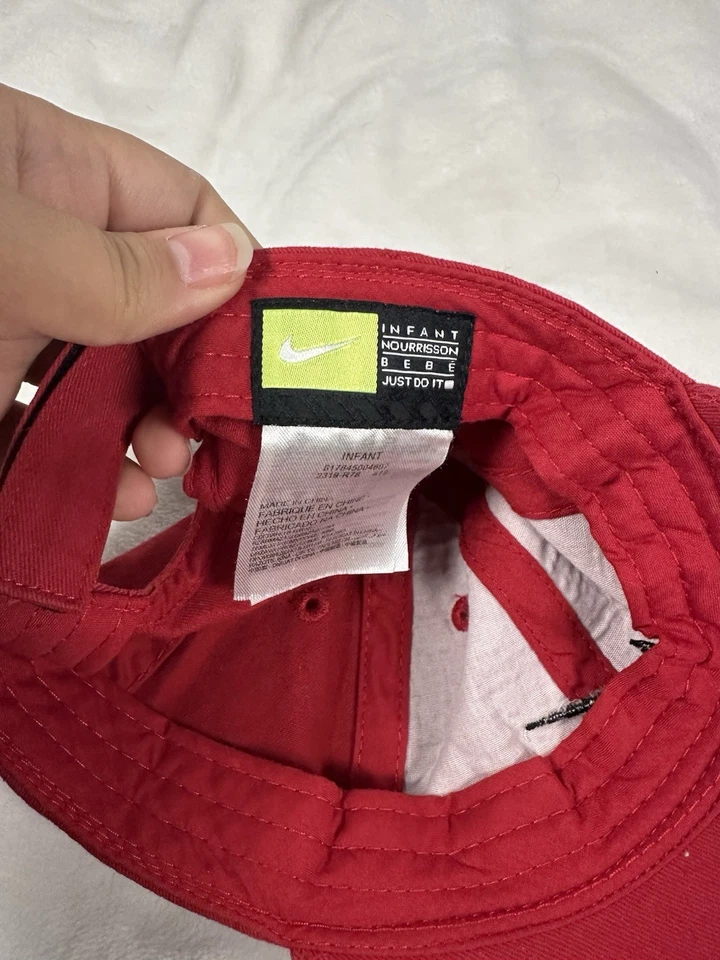 Nike Infantil Rojo Swoosh Sombrero Bebé Gorra Ajustable Solo Hazlo Verde Logo Foto 2 de 3