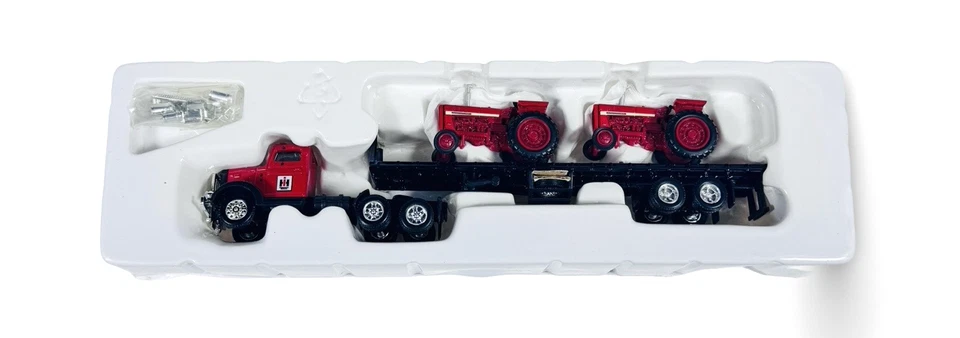 #4210 Ertl HO Collectibles Diecast 1948 Peterbilt plataforma plana con (2) tractores IH 756 Foto 2 de 4