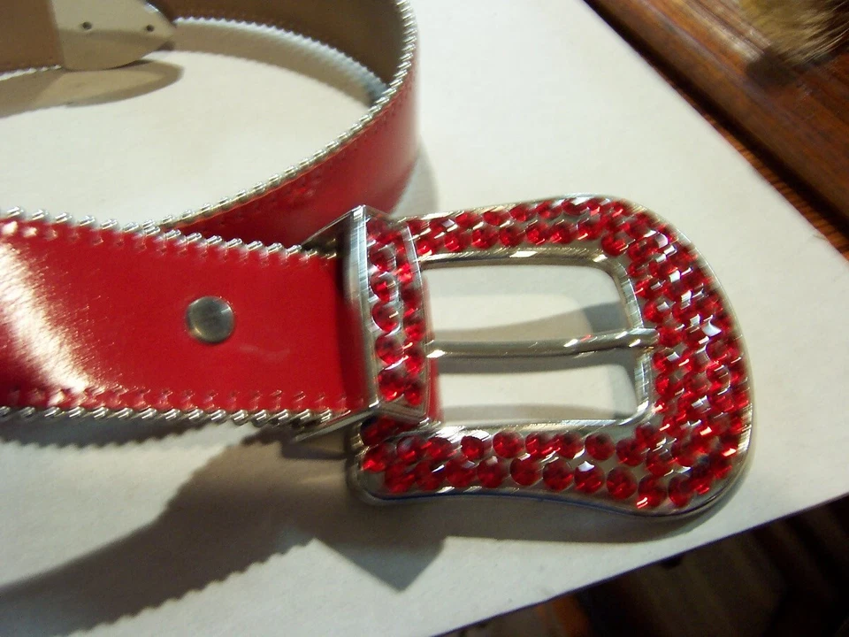 B.B. Cinturón Simon Rojo Estrás 3000 Talla 32. Lleva aproximadamente una talla menor que 32 Foto 2 de 4