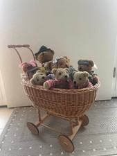 9 Sammler-Teddys im Nostalgie-Puppenwagen