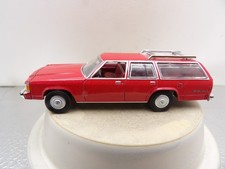 1989 FORD LTD CROWN VICTORIA WAGON          2020 GREENLIGHT ESTATE WAGONS  1:64