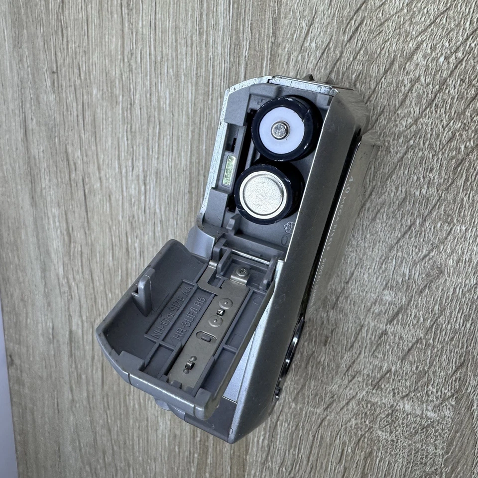 Cámara digital compacta Fujifilm FinePix A340 4,0 MP 3X plateada/enciende Foto 4 de 4