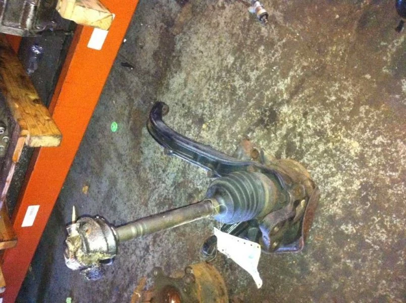 Левый передний шпиндель/кулак 95–96 Dodge Avenger для водителя без ABS - Изображение 3 из 4