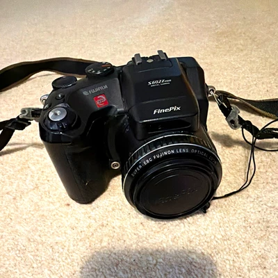 Fujifilm FinePix S602 Zoom 3.1MP 6x Optical Zoom Bridge Digital Camera Black