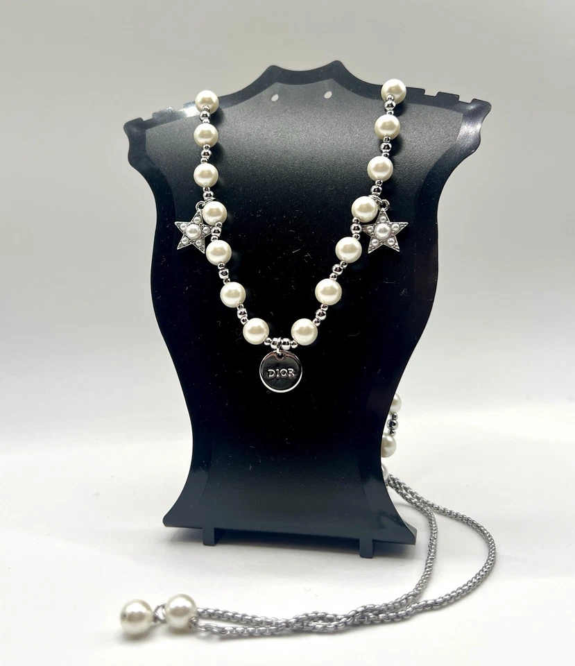Collar Dior Imitación Perla Estrella Logo 16”-26” Ajustable PCA Incluye Bolsa para el Polvo Foto 3 de 4