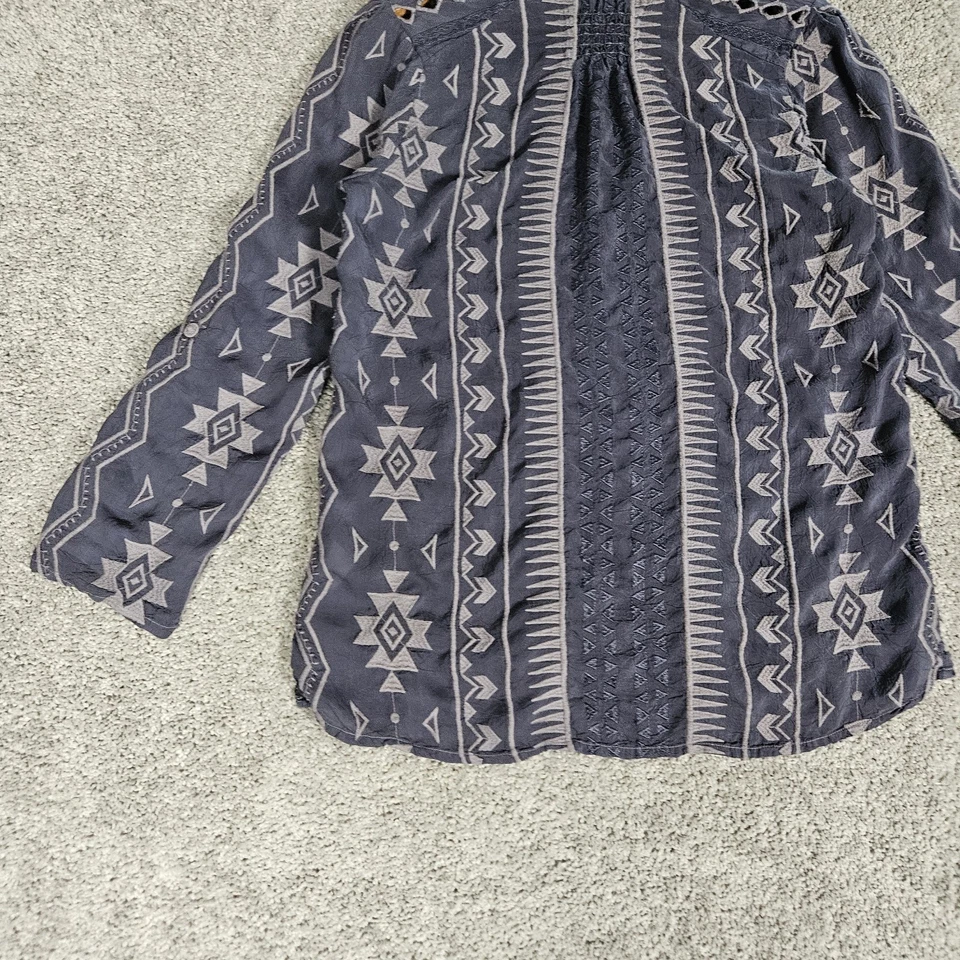 Camisa Johnny Was feminina pequena cinza com botões blusa bordada boho roll up - Imagem 4 de 4