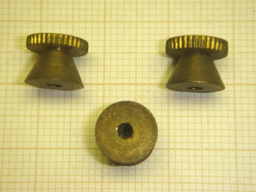 LOT DE 3 ANCIENS ÉCROUS DE BALANCIERS POUR PENDULES DE PARIS -RÉGULATEURS - ODB