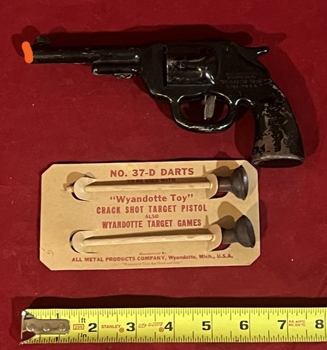 VINTAGE WYANDOTTE METAL CRACK SHOT TARGET PISTOL #37-D DARTS-MOC-4 DISPLAY ONLY
