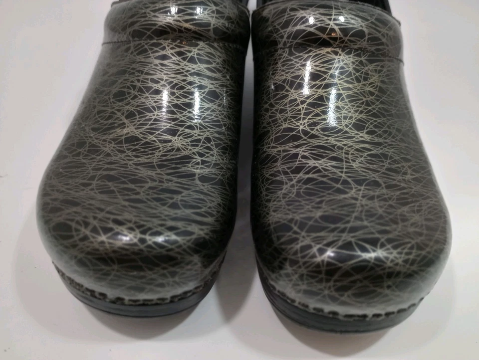 Zueco Profesional DANSKO Talla 40 Verde Patrón Remolino  Foto 3 de 4