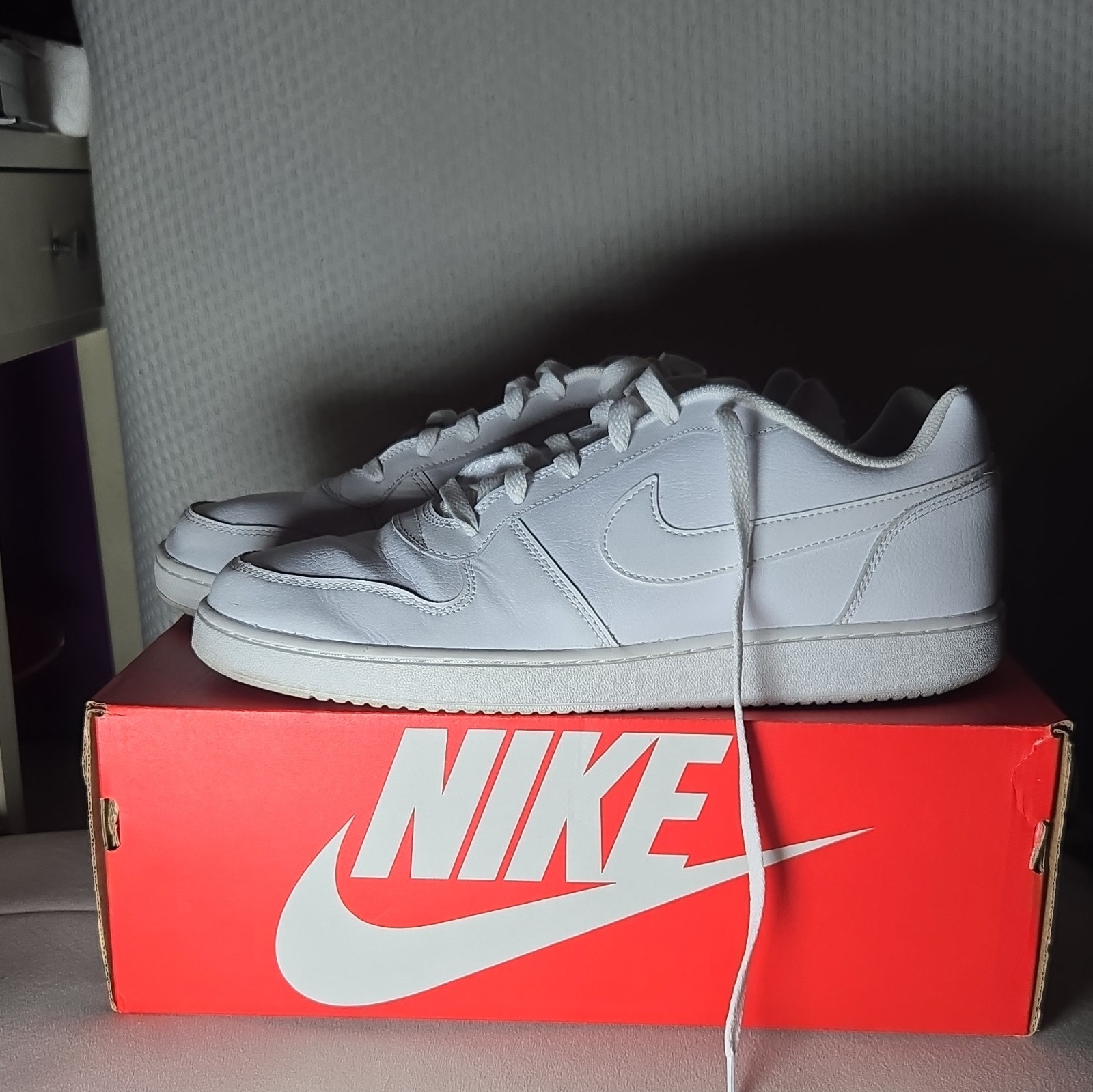 Nike Men's White Low Top Lace Up Athletic Sneakers, Solid Pattern
