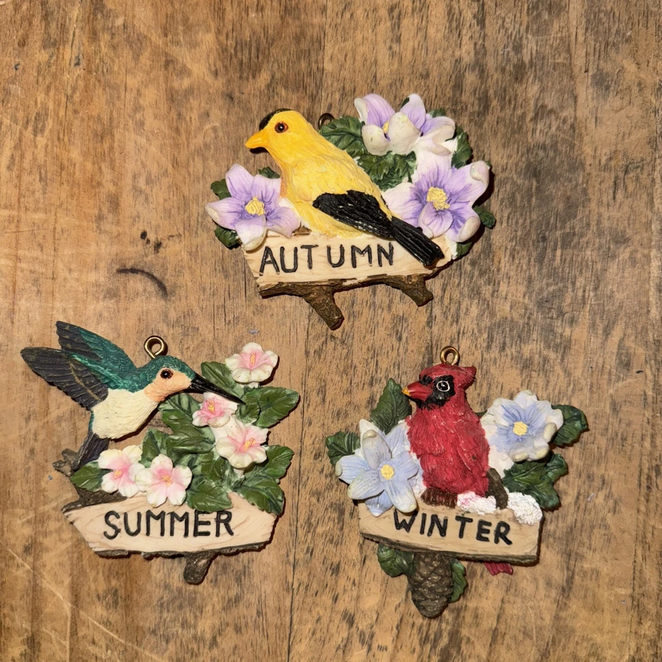 Estatueta de pássaro colorida 3 pássaros com estações do ano decoração ou berloque pendurado na parede para casa jardim - Imagem 3 de 4
