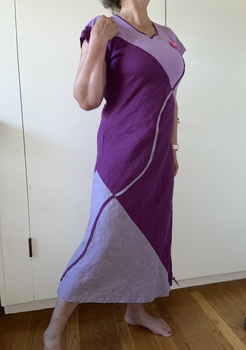 Leinenkleid handgefertigt Blumenapplikation unebener Saum Maxi A-Linie lila kurzärmelig - Bild 12 von 15