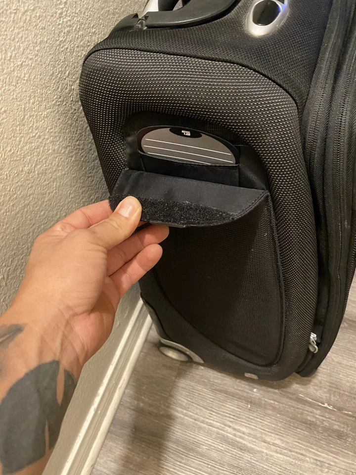 Carro rodante Tumi T3 negro y plateado muy limpio Foto 2 de 4