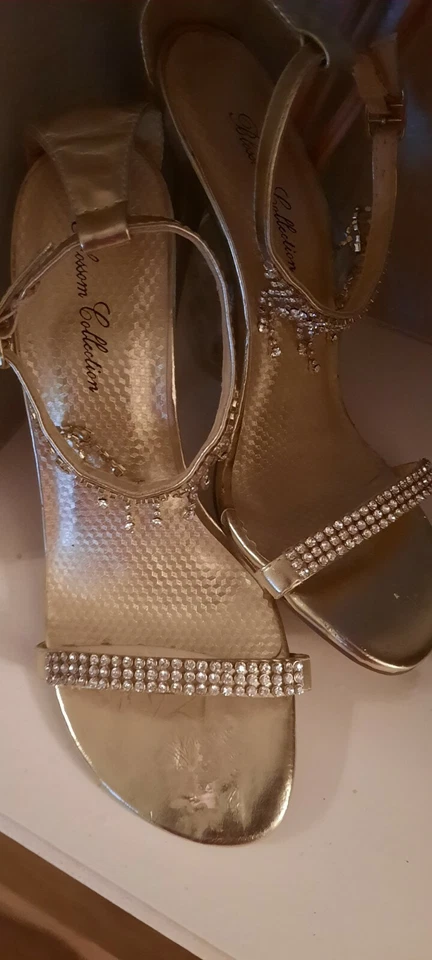 Sandalia Pleaser 7.5 para mujer, dorada metálica con diamantes  Foto 2 de 4