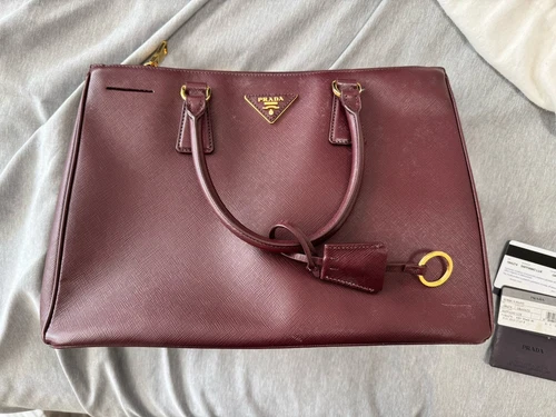 Granato PRADA Saffiano Lux