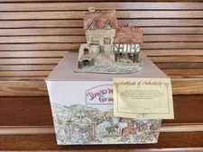 David Winter Cottages/MARKET STREET With Box & COA