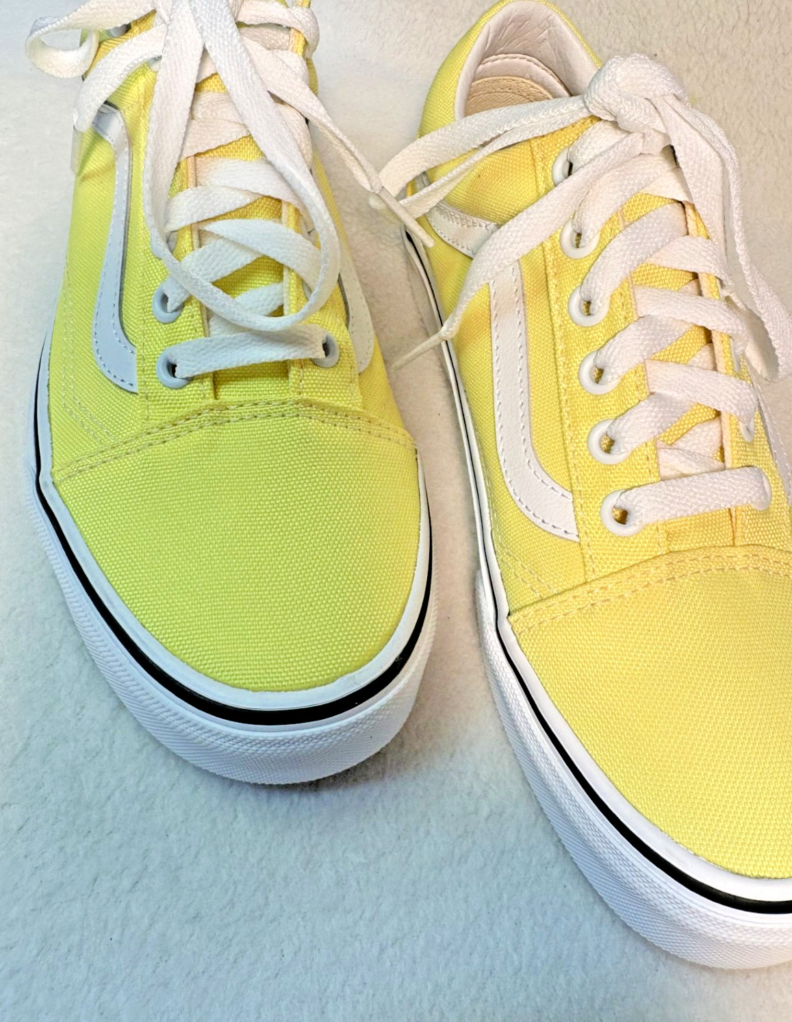 Womens VANS Yellow tennis shoe,Size 7 Women size ,5.5 Mens size,Excellent