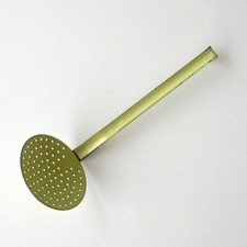 Ecumoire très ancienne en fer émaillé jaune des années 40-50 34 cm décoration