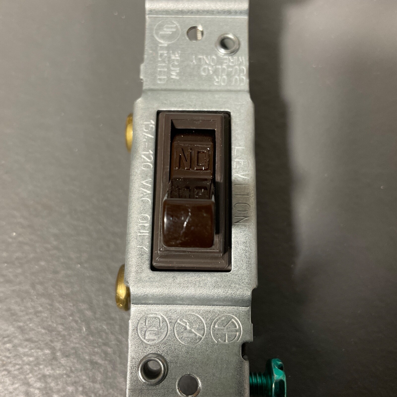 Lot De 4 Interrupteurs Silencieux Leviton 1451-B - Marron, 1 Pôle, 120V 15A, Neufs