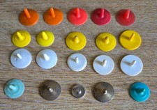 BUNDLE OF VINTAGE PLASTIC AND METAL GOLF CLUB MARKERS X 20