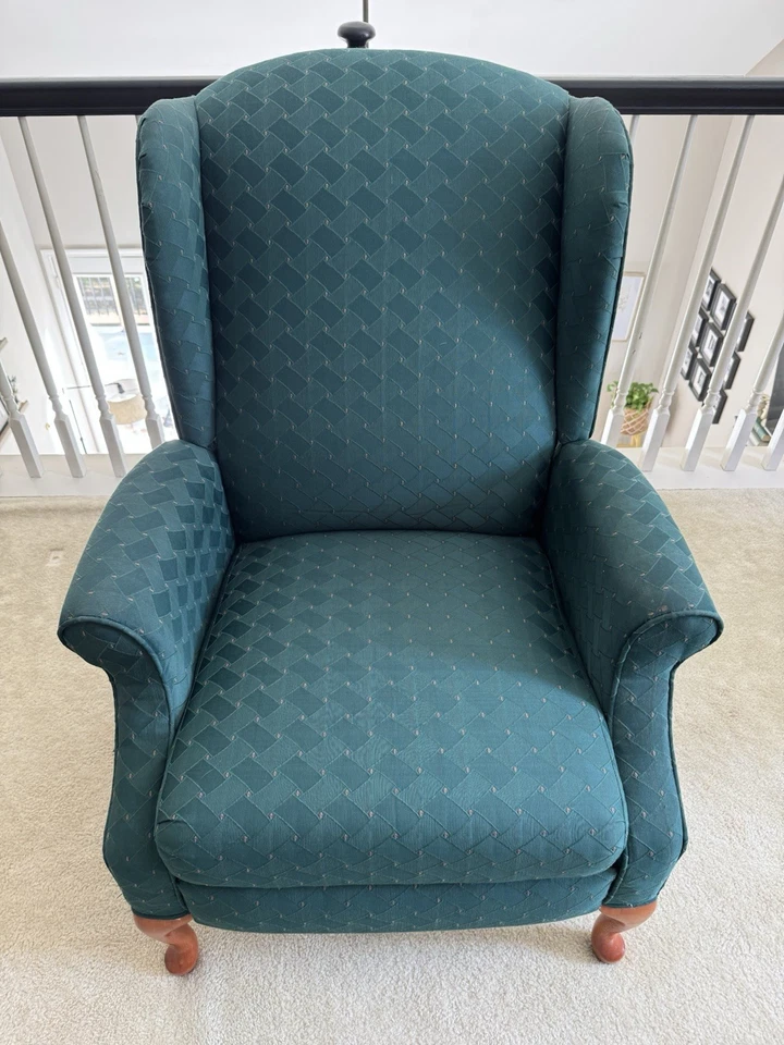 Elegante reclinable vintage con respaldo de ala: recientemente tapizado en hoja verde y dorada Foto 3 de 4