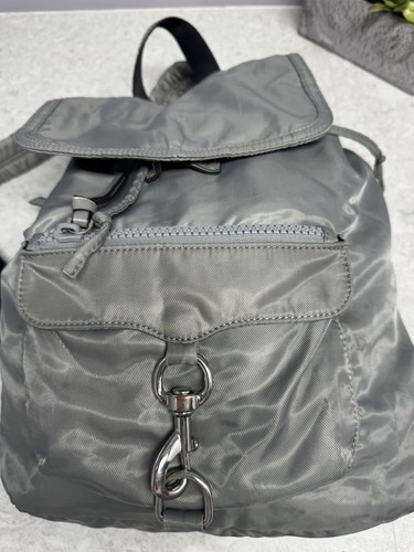 Mochila de nailon Rebecca Minkoff masilla plateada bolsillos medianos con cremallera Nordstrom - Imagen 13 de 24