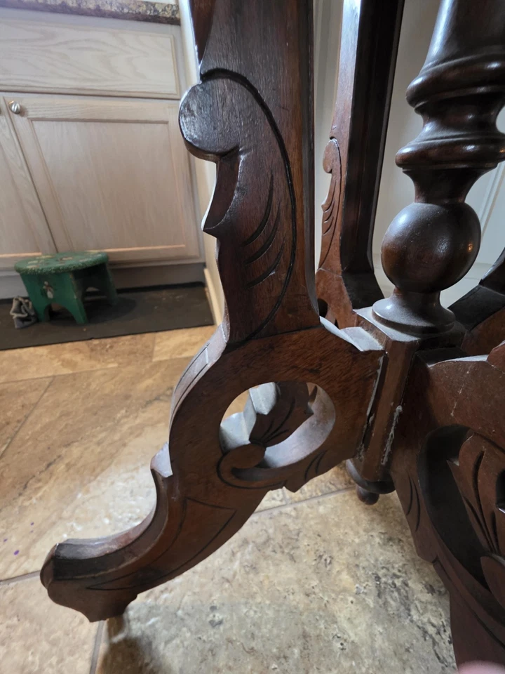 Antigua mesa de salón o auxiliar victoriana Eastlake de mármol de nogal c1880, Excellen Foto 4 de 4