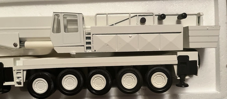 Conrad Krupp 250 Ton 8-Axle Mobile Crane - White - Model #2077 1/50 - Image 4 of 4