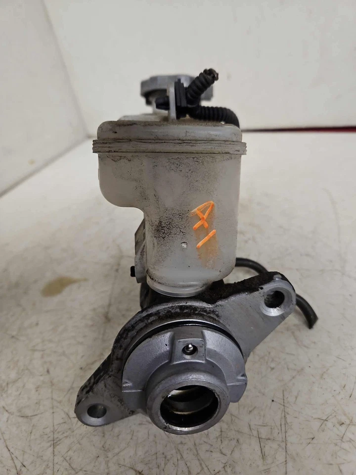 Cilindro maestro de freno 10-13 SUZUKI KIZASHI AT con depósito OEM Foto 2 de 4