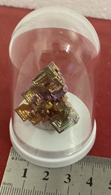 Wismut Kristall Sockel mit Haube bismuth crystal Heilstein Feng Shui edel rare