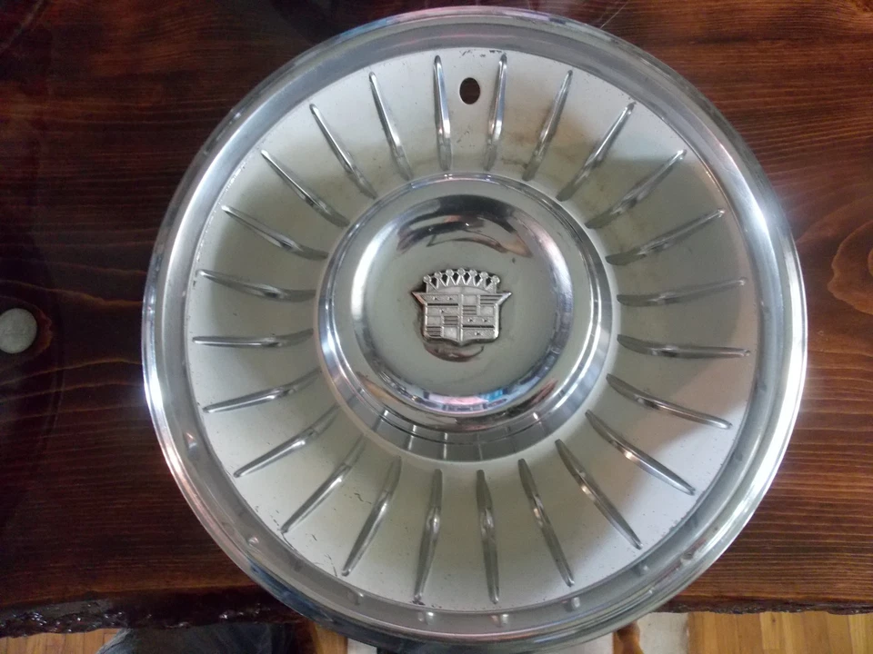 Calotas brancas Cadillac Eldorado Fleetwood Deville fabricante de equipamento original 1960’s, 1961 ou 1962 - Imagem 4 de 4