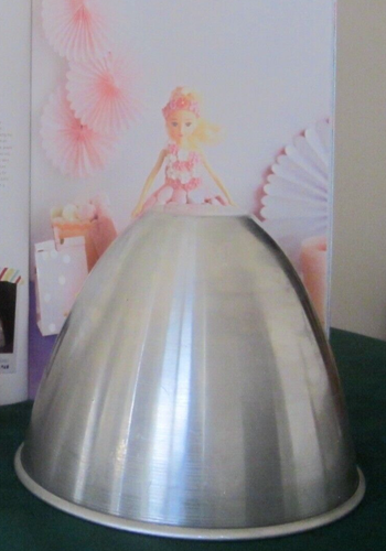 VINTAGE ALUMINIUM ~DOLLY VARDEN MOULD/CAKE TIN -15 cm TALL -19 cm OPENING-VGC