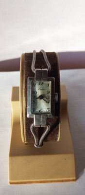 LUXUS Damenuhr Art Deco Stil mechanisch versilbert mit Punzen läuft 14
