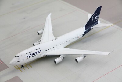 航空機・ヘリコプター Lufthansa Boeing 747-400 D-ABVM 1:200 Lufthansa new livery Boeing 747-400 D-ABVM with gears