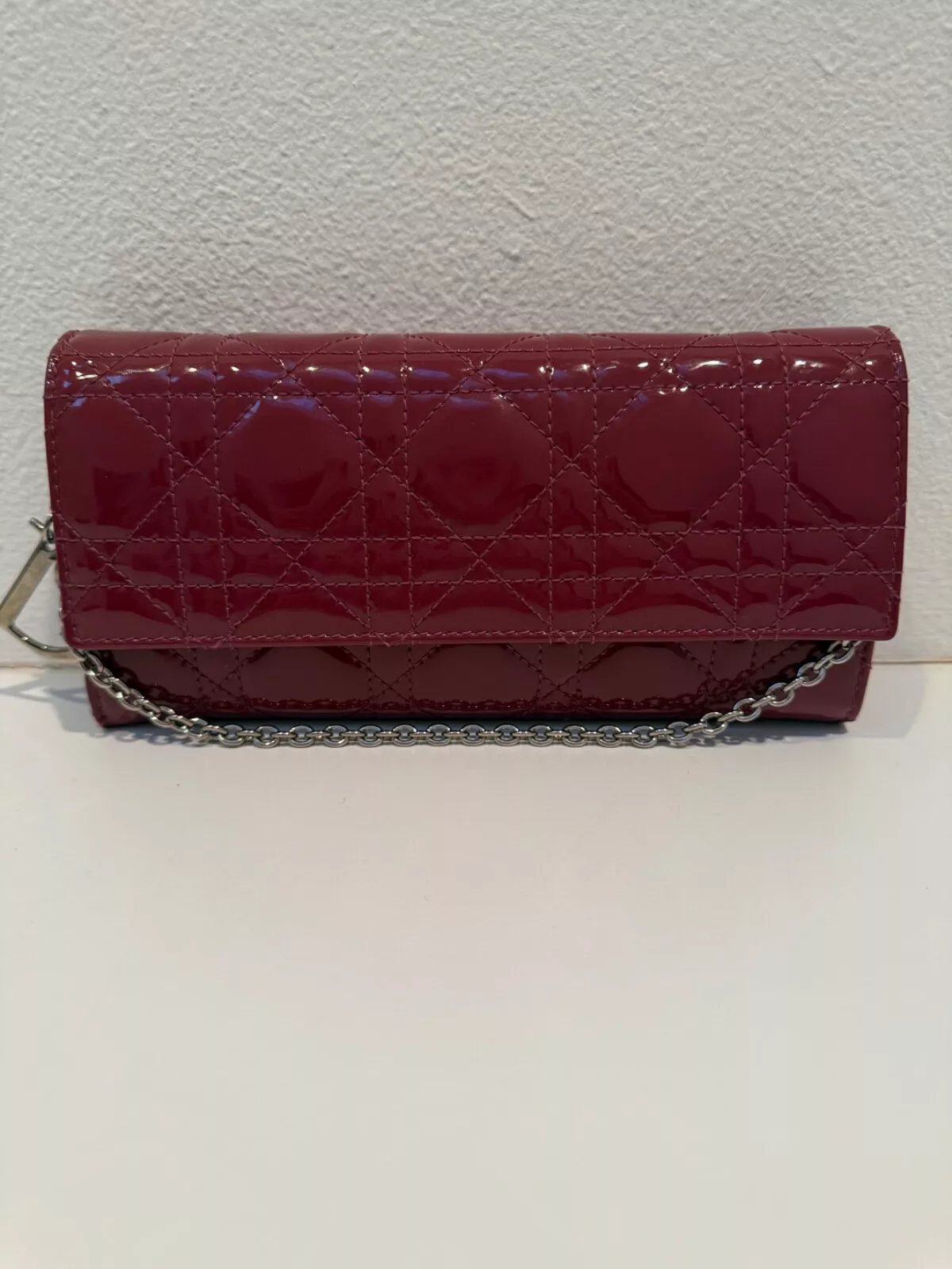Chaîne portefeuille Christian Lady Dior cuir verni fuchsia cannage rendez vous WOC