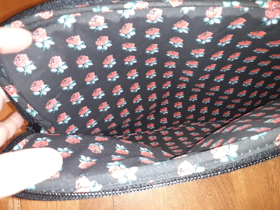 Funda para portátil Vera Bradley 14" Wx 10,75" H microfibra negra nueva con etiquetas precio de venta sugerido por el fabricante 75 USD Foto 3 de 4