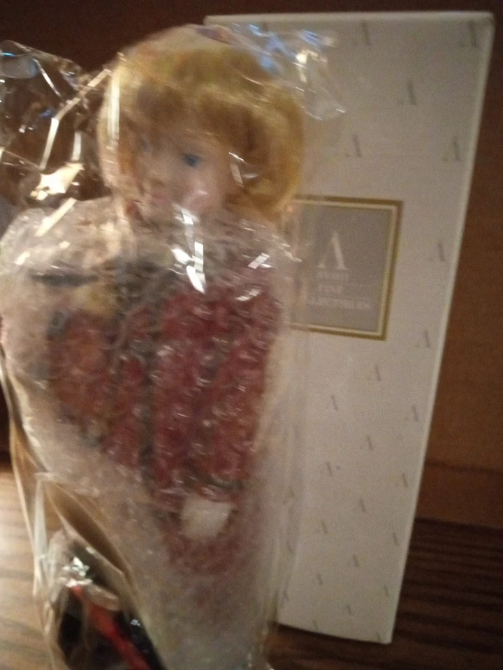 Muñeca de porcelana Dolly favorita vintage de Avon Childhood Dreams Foto 3 de 4